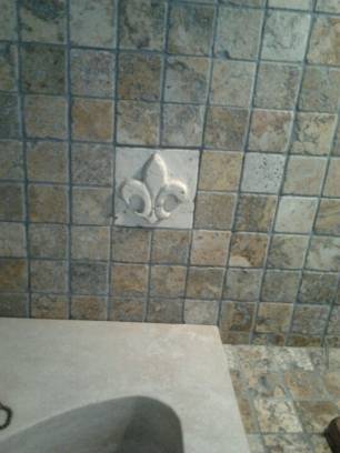 Cucina in legno bianco e travertino scabas